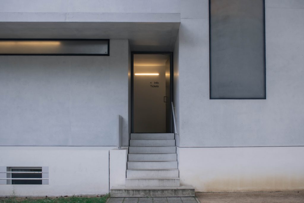 Minimalist front facade of one of the Meisterhäuser, consisting of simple rectangular shapes and shades of gray